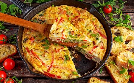 Omlet z letnimi warzywami z patelni lub piekarnika