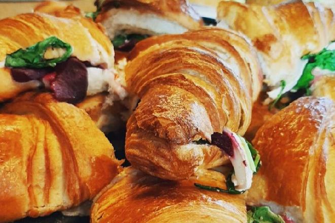 Puszyste bajgle i chrupiące croissanty w menu przekąskowym Starbucks