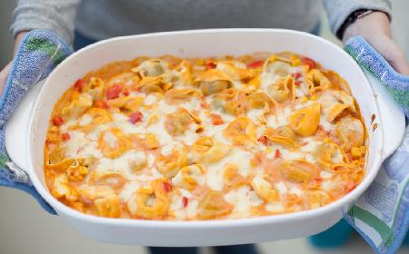 Sycąca zapiekanka z tortellini w sosie pomidorowym - super prosty przepis!