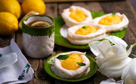 Bezowe jajka sadzone, czyli gniazdka z lemon curd