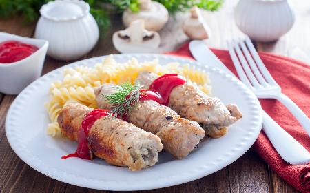 Roladki z szynki wieprzowej nadziewane grzybami: lepszych zrazów zawijanych nie jedliście!