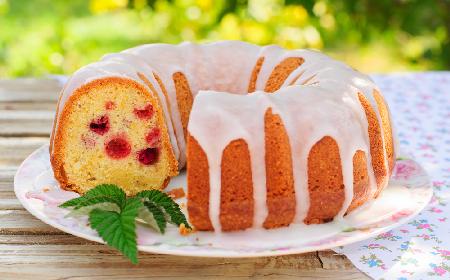 Wyjątkowo smaczna babka z malinami i białą czekoladą: przepis na rodzinne ciasto z owocami