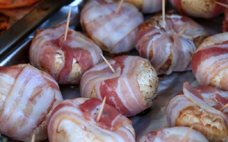 Obezwładniające faszerowane pieczarki pieczone w boczku