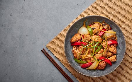 Orientalny kurczak w sosie imbirowym - aromatyczne danie do przygotowania w 30 minut