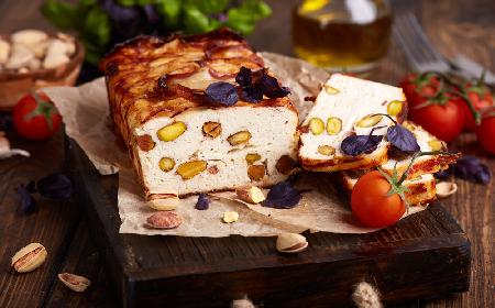 Pieczeń rzymska z filetu drobiowego i mortadeli z pistacjami: łatwy przepis na domową wędlinę