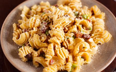 Radiatori w sosie carbonara: łatwy pomysł na makaron w kształcie kaloryferków