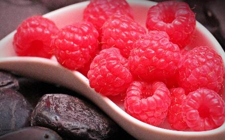Gorąca czekolada z malinami - przepis na słodki deser