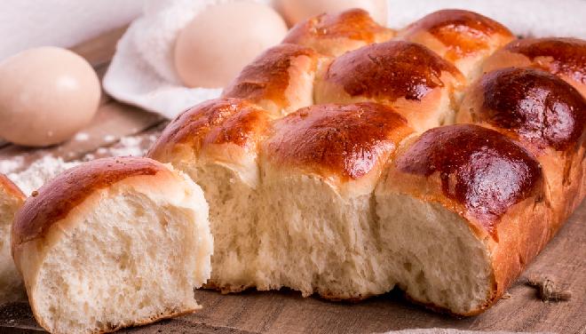 Rwaniec drożdżowy: przepis na domowe bułki