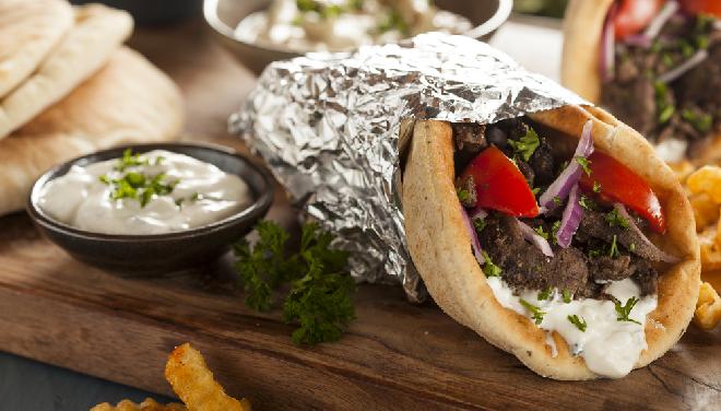 Domowy gyros z mięsa mielonego: łatwy przepis na soczystą pieczeń wołową