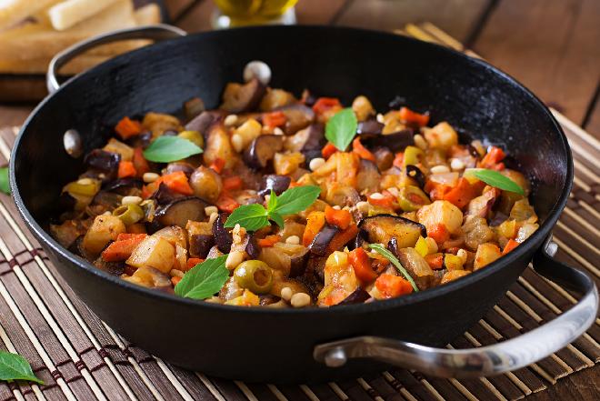 Caponata sycylijska: bakłażany z dodatkami