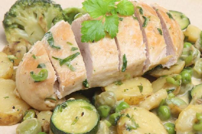 Pieczony filet z kurczaka z sosem estragonowym: łatwy przepis