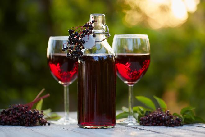 Wino z owoców czarnego bzu