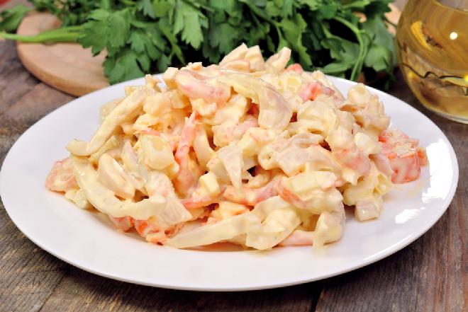 Przepyszna sałatka z krewetek, kalmarów i paluszków krabowych surimi