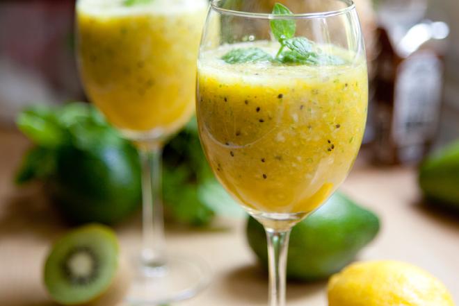 Odżywczy koktajl z kiwi, ananasa i pomarańczy: twoja zdrowa porcja owoców