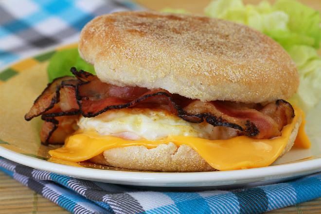 Domowy McMuffin z jajkiem i bekonem: przepis na ciepłą kanapkę śniadaniową