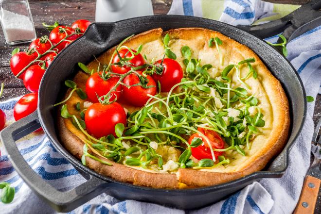 Ziołowy omlet grzybek z parmezanem w stylu hygge: przepis na wytrawny dutch baby