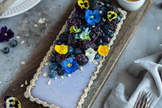 Efektowna tarta z owocami i kwiatami: piękny i pyszny deser odświętny