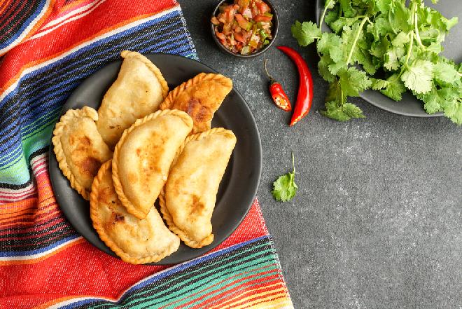 Empanadas z ciasta francuskiego ze szparagami, karczochem i fenkułem