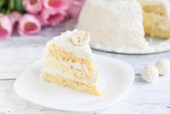 Tort raffaello z kremem kokosowym z białej czekolady - dobry przepis krok po kroku